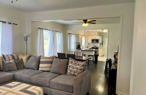 Birmingham House | 5 minutes to downtown. Family home with Wi-Fi, deck, and large backyard.