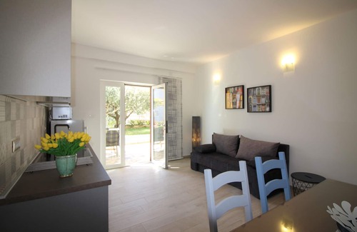 Porec Apartment | 5 persons, near the sea and city center, with barbecue and private parking