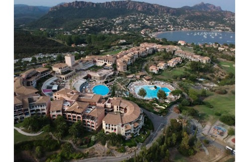 Agay Apartment | 5 pools, entertainment, beach 300m away, air-conditioned, towel service, free parking