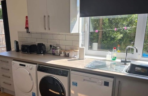 Corby Apartment | 5 Star-6 Bed-4 Bdrm-2 Bath-secure Park x 3