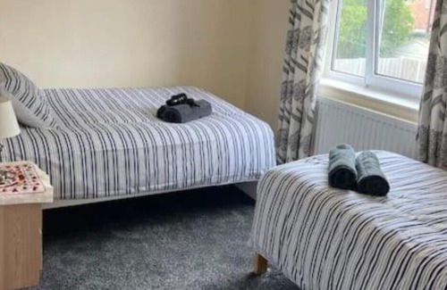 Corby Apartment | 5 Star-6 Bed-4 Bdrm-2 Bath-secure Park x 3