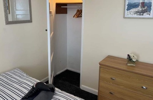 Corby Apartment | 5 Star-6 Bed-4 Bdrm-2 Bath-secure Park x 3