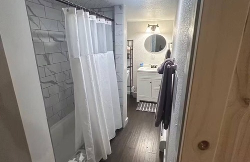 Castle Rock House | 5 Star Cozy, Clean and Bright Private Walkout