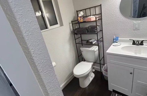 Castle Rock House | 5 Star Cozy, Clean and Bright Private Walkout