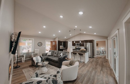 Russellville House | 5 STAR Gorgeous Mountaintop Cottage