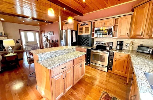 Centre Cottage | 5 Star Peaceful 3/2 Lake Home on Private Cove A
