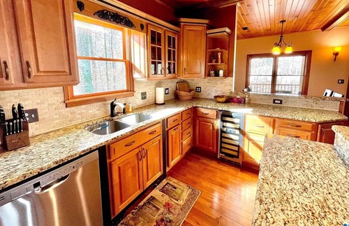 Centre Cottage | 5 Star Peaceful 3/2 Lake Home on Private Cove A