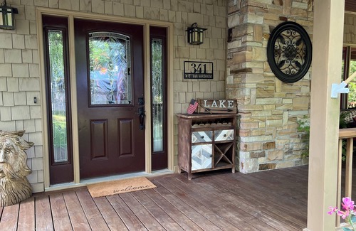 Centre Cottage | 5 Star Peaceful 3/2 Lake Home on Private Cove A