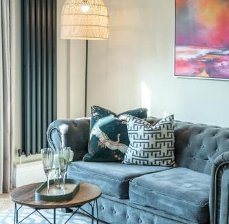 Newham House | 5 star - Stylish 2 Bed Home in London -ExCel, City Airport