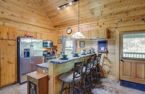 Sevierville Apartment | 5-star w Pool Cozy Secluded Newly-renovated