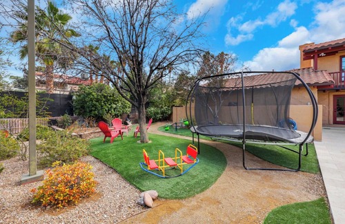 Spring Valley Villa | 5-STARS 6BR 3.5 BTH BIG YARD Pool & hot tub!