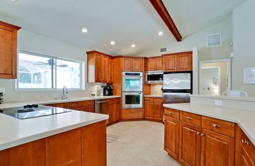 West Bradenton House | 5 stars! ⭐️? HotTub&Pool-4BR/2BA 5 miles to beach!