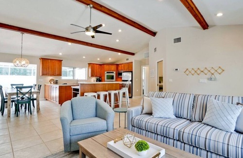 West Bradenton House | 5 stars! ⭐️? HotTub&Pool-4BR/2BA 5 miles to beach!