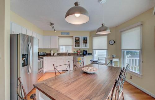 Pelican Bay House | 54 Pelican Bay by AvantStay Steps from Beach Community Pool