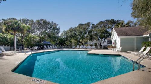 Pelican Bay House | 55 Pelican Bay by AvantStay Easy Beach Access Shared Pool Lagoon Fishing