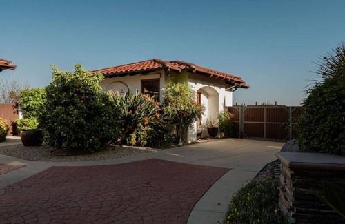 Fallbrook House | 5bd/7beds/4bth/Pickleball/Pool/Spa