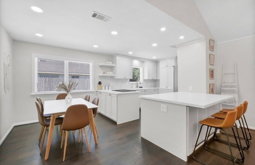 Jersey Village House | 5BR/3.5B Pool, Sauna, Game Room, Bar