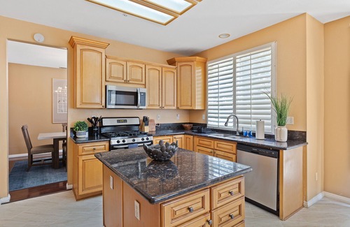 Riverside House | 5BR/3BA | Queen Beds | Family Home in Riverside