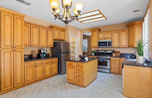 Riverside House | 5BR/3BA | Queen Beds | Family Home in Riverside