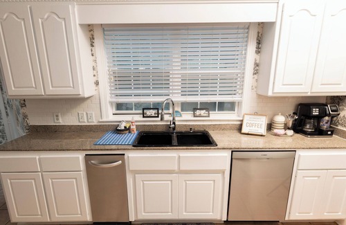 Starkville House | 5BR Home near MSU w/Patio & Fireplace