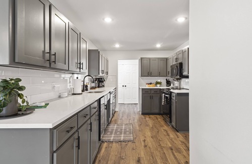 Springdale House | 5BR Lake Views with Heated & Chilled Pool & Hot Tub. Centrally Located