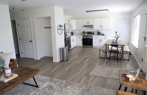 Brook Park House | 5BR Serene Retreat Near CLE - Dogs Welcome Airport