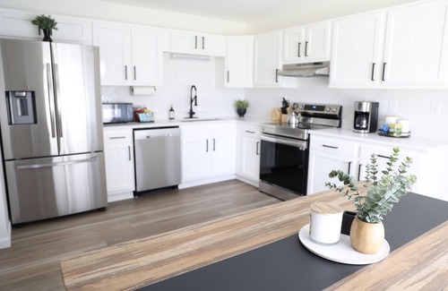 Brook Park House | 5BR Serene Retreat Near CLE - Dogs Welcome Airport