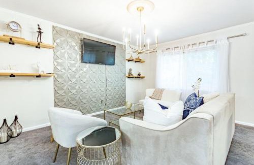 North Raleigh House | 5br w community Pool close to North Hills!