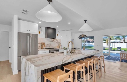 Palma Sola House | 5BR with New Heated Pool ! 6mi from AMI Beach & IMG Academy! Discount Fall Rates