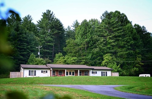 Andrews House | 5min to Breweries and 25min to Tail of the Dragon. Pool table + pet friendly!
