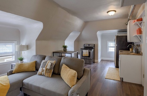 Southmoreland Apartment | 5minsTo KU Med Free Wi-Fi Pet Friendly W&Dn