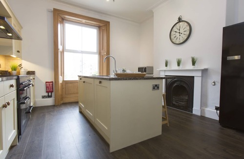 West Cliff Cottage | 6 ABBEY TERRACE, family friendly, character holiday cottage in Whitby
