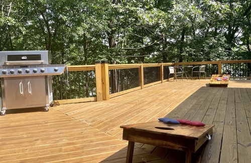 Wedowee House | 6 bed Pontoon Boat and jet ski rental, hot tub, pool table, trampoline & more