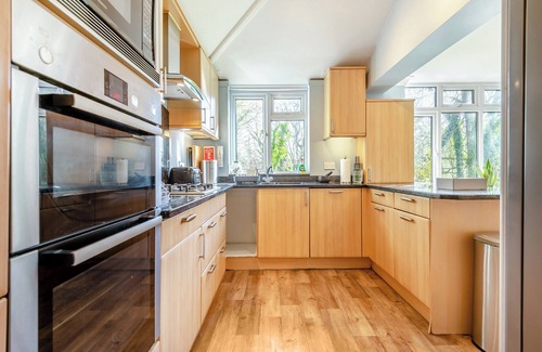 New Forest District Cottage | 6 bedroom accommodation in Sway, near Lymington