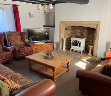 Weldon Villa | 6 Bedroom Farm House with 12 Beds in Weldon