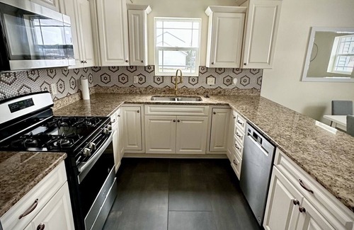 Hudson Lake House | 6 Bedroom Home -Huge back yard-30 minutes to ND!