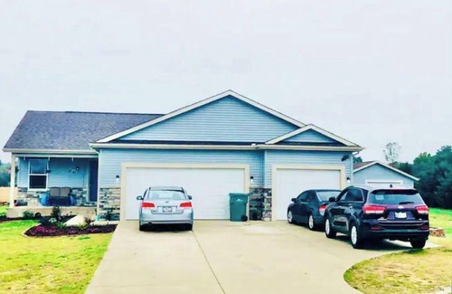 Hudson Lake House | 6 Bedroom Home -Huge back yard-30 minutes to ND!