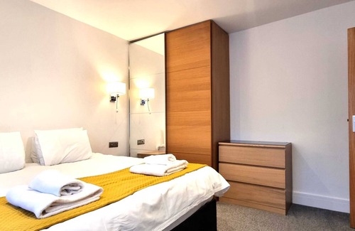 Swindon House | 6 Bedrooms (Double/Twin), 4 Bathrooms + Parking