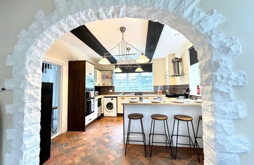 Sutton-in-Ashfield House | 6 Bedrooms | Pool Table | Free Parking | 12 beds