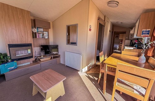 Pakefield House | 6 berth caravan with free WiFi for hire in Suffolk ref 68073BS