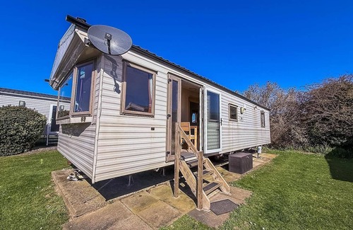 Pakefield House | 6 berth caravan with free WiFi for hire in Suffolk ref 68073BS