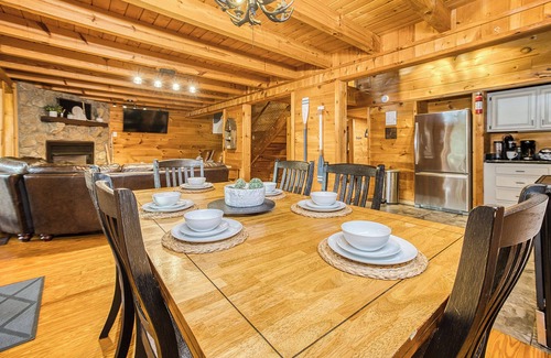 Epworth Cabin | 6 BR/3 Bath Riverfront Cabin w/Hot Tub Game Rm & Fire Pit | Pet Friendly