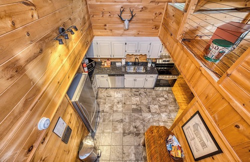 Epworth Cabin | 6 BR/3 Bath Riverfront Cabin w/Hot Tub Game Rm & Fire Pit | Pet Friendly