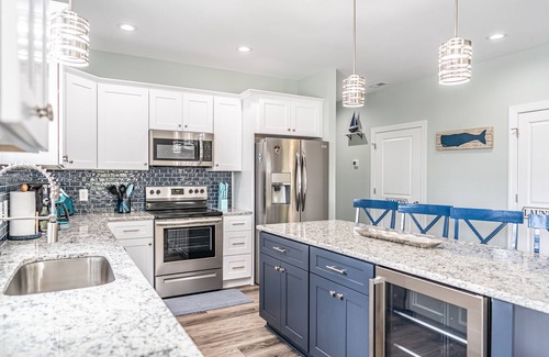 North Carolina Coast House | 6 BR/6 Ba w/Pool & Hot Tub, ample Parking, close to Beach & Downtown!