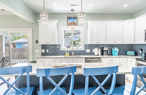 North Carolina Coast House | 6 BR/6 Ba w/Pool & Hot Tub, ample Parking, close to Beach & Downtown!