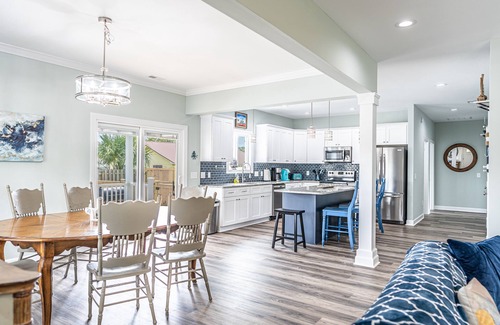 North Carolina Coast House | 6 BR/6 Ba w/Pool & Hot Tub, ample Parking, close to Beach & Downtown!