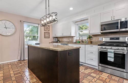 South Bend House | 6 BR Family and Friends Retreat- Pool, Theatre, Walk to Notre Dame & Restaurants