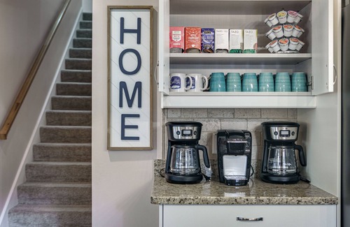 South Bend House | 6 BR Family and Friends Retreat- Pool, Theatre, Walk to Notre Dame & Restaurants