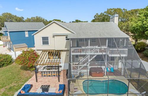 Largo Villa | 6 BR Waterfront Retreat Heated Pool and Game Room