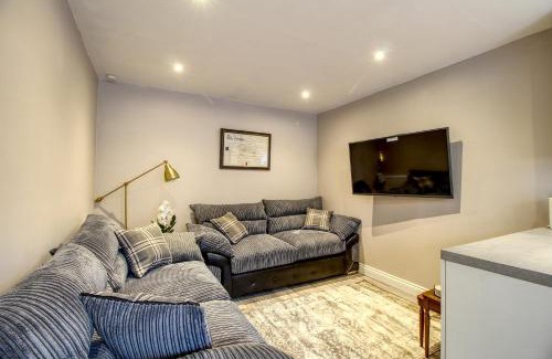 Huddersfield Apartment | 6 Dbl Bed, Central Huddersfield house inc parking